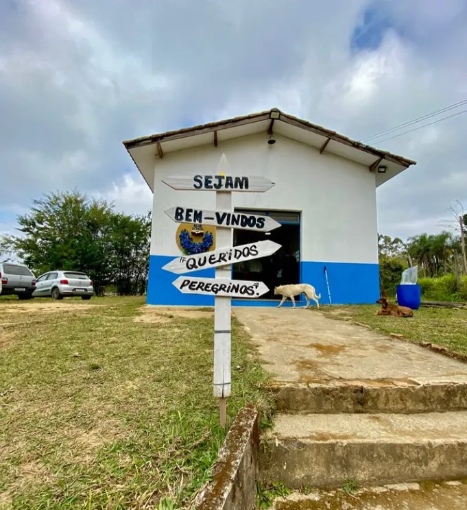 Placa de boas-vindas 'Sejam bem-vindos queridos peregrinos' no ponto de apoio Anjos no Caminho